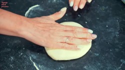 название картинки Лепешки на кефире с сулугуни и зеленым луком на сковороде