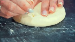 название картинки Лепешки на кефире с сулугуни и зеленым луком на сковороде