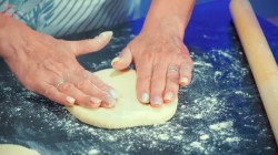 название картинки Лепешки на кефире с сулугуни и зеленым луком на сковороде