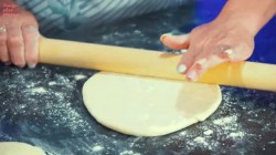 название картинки Лепешки на кефире с сулугуни и зеленым луком на сковороде