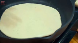 название картинки Лепешки на кефире с сулугуни и зеленым луком на сковороде