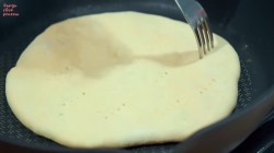 название картинки Лепешки на кефире с сулугуни и зеленым луком на сковороде