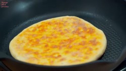 название картинки Лепешки на кефире с сулугуни и зеленым луком на сковороде