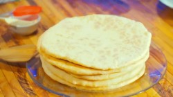 название картинки Лепешки на кефире с сулугуни и зеленым луком на сковороде