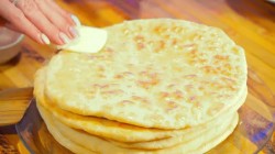 название картинки Лепешки на кефире с сулугуни и зеленым луком на сковороде