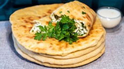название картинки Лепешки на кефире с сулугуни и зеленым луком на сковороде