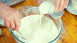 название картинки Лепешки на кефире с сулугуни и зеленым луком на сковороде