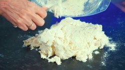 название картинки Лепешки на кефире с сулугуни и зеленым луком на сковороде