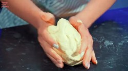 название картинки Лепешки на кефире с сулугуни и зеленым луком на сковороде