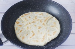 название картинки Лепешки с картошкой на сковороде