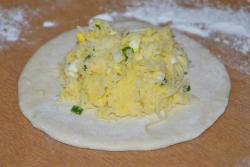 название картинки Лепешки с моцареллой и зеленым луком