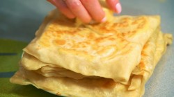 Лепёшки с начинкой из твердого сыра на сковороде