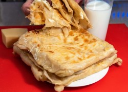 Лепёшки с начинкой из твердого сыра на сковороде