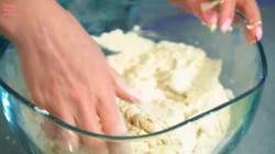 Лепёшки с начинкой из твердого сыра на сковороде