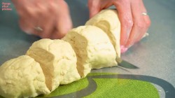 Лепёшки с начинкой из твердого сыра на сковороде