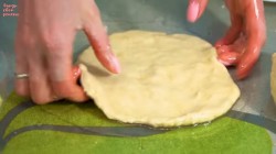 Лепёшки с начинкой из твердого сыра на сковороде