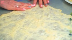 Лепёшки с начинкой из твердого сыра на сковороде