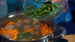 Летний фасолевый суп с фрикадельками из свиного фарша