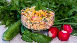 название картинки Летний овощной салат с консервированной кукурузой