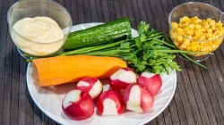 название картинки Летний овощной салат с консервированной кукурузой