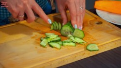 название картинки Летний овощной салат с консервированной кукурузой