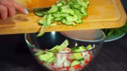 название картинки Летний овощной салат с консервированной кукурузой