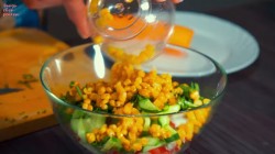 название картинки Летний овощной салат с консервированной кукурузой