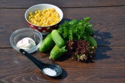 Летний овощной салат с кукурузой