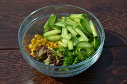 Летний овощной салат с кукурузой