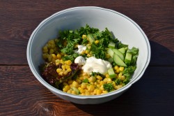 Летний овощной салат с кукурузой