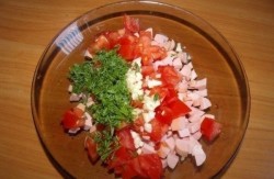 Горячие бутерброды с колбасой, сыром и помидорами в духовке