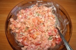 Горячие бутерброды с колбасой, сыром и помидорами в духовке