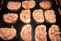 Горячие бутерброды с колбасой, сыром и помидорами в духовке