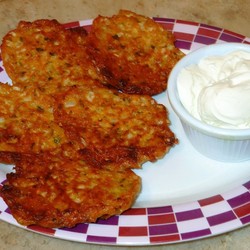 Луковые оладьи с морковью на сметане