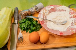 Простые кабачковые котлеты с яйцом и зеленью