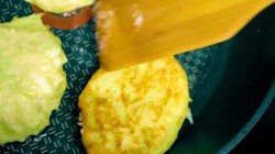 Простые кабачковые котлеты с яйцом и зеленью