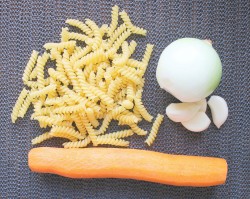 Макароны с морковью и луком на сковороде