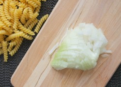 Макароны с морковью и луком на сковороде