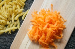 Макароны с морковью и луком на сковороде