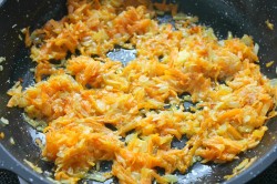 Макароны с морковью и луком на сковороде