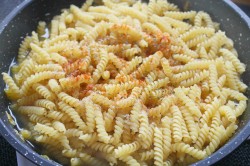 Макароны с морковью и луком на сковороде