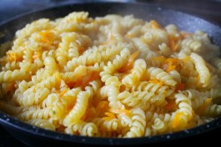 Макароны с морковью и луком на сковороде