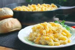 Макароны с морковью и луком на сковороде