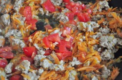 Макароны с фаршем и овощами в чесночном соусе - шаг 8