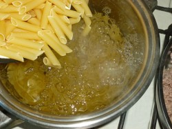 название картинки Макароны с фаршем и томатной пастой по флотски