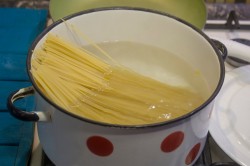 Макароны с говядиной а-ля болоньезе - шаг 2 Макароны с говядиной а-ля болоньезе - шаг 2