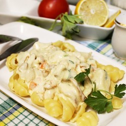 Макароны ракушки с курицей и лисичками в сливочном соусе