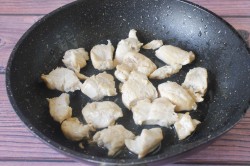 Макароны с курицей и грибами в сливочном соусе