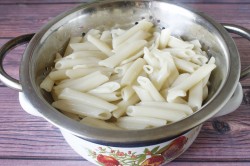 Макароны с курицей и грибами в сливочном соусе