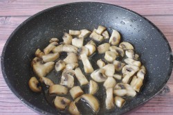 Макароны с курицей и грибами в сливочном соусе